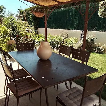 Maison Provencale Avec Piscine מנוסק